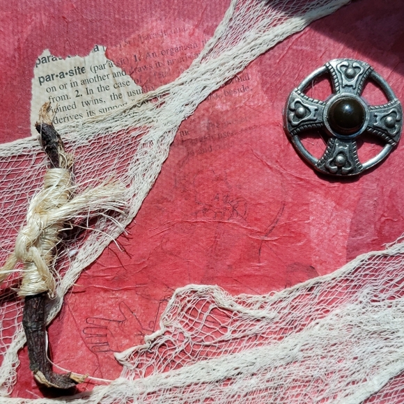 Witchy haunted book prop - Picture 2 of 7